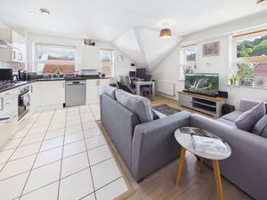 LIVING ROOM- click for photo gallery